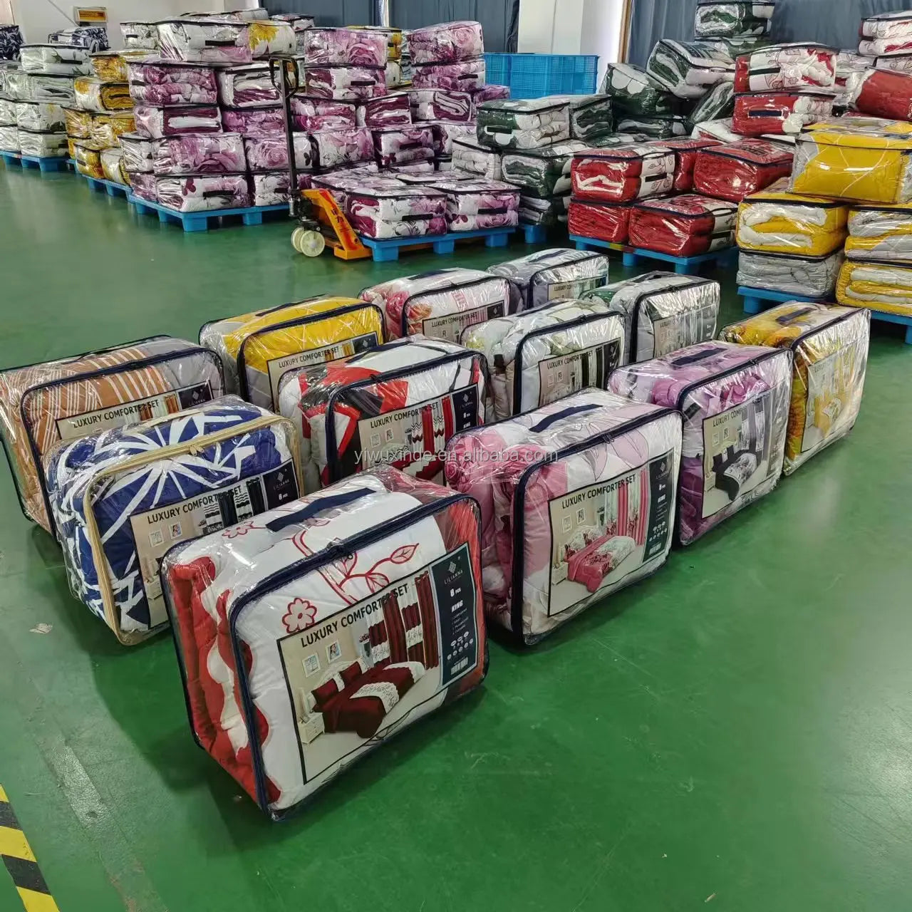 Warm Winter Comforter Set with Matching Curtains 8 Pcs Set Bedding Sheet Set  in Stock